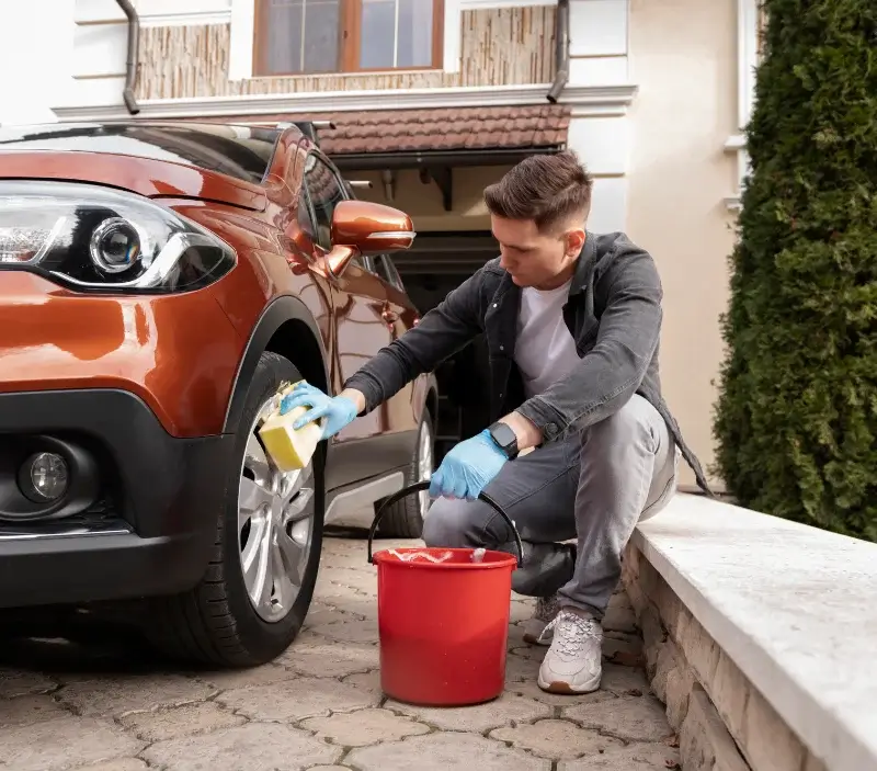 Lavage auto à domicile Tenteling : professionnel intervenant sur un véhicule